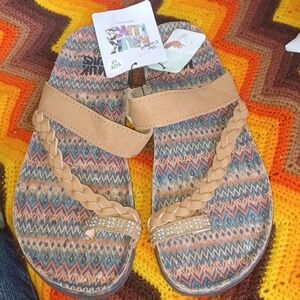 NWT MUK LUK Tan Glitter Rhinestone Boho Sandles Size 10, Memory Foam